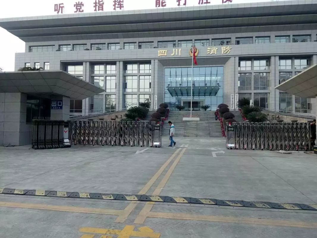 华宁县华宁县四川消防总队伸缩门